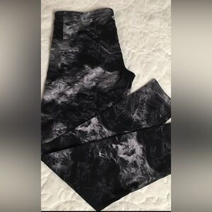 BNWOT Tuff Athletics Misty Patterned Leggings Sz.M